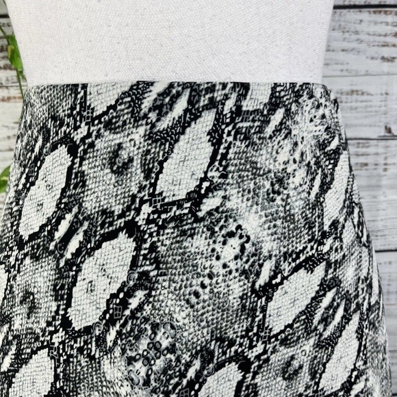 Socialite Skirt size Medium Black White Faux Snake Bias Sheer Knee A Line Modest - Picture 5 of 10